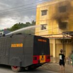Watercanon Brimob Sulbar Cepat Tangani Kebakaran di Mamuju